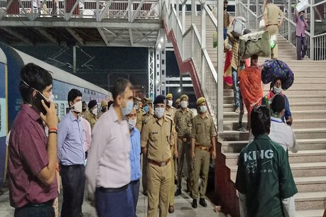 UP में फंसे प्रवासी श्रमिकों के लिए शुरू हुई स्पेशल ट्रेन, 1630 यात्रियों को लेकर छत्तीसगढ़ हुई रवाना UP में फंसे प्रवासी श्रमिकों के लिए शुरू हुई स्पेशल ट्रेन, 1630 यात्रियों को लेकर छत्तीसगढ़ हुई रवाना