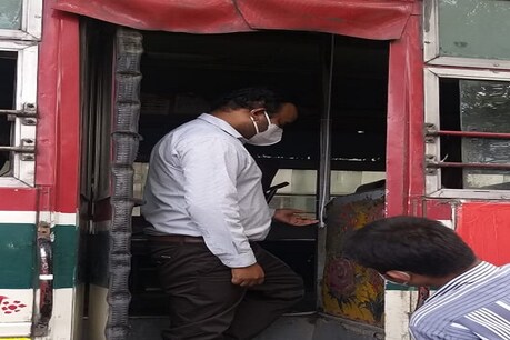 लखनऊ: प्रवासी मजदूरों की घर वापसी में जुटीं यूपी रोडवेज बसों में लग रहे सैनिटाइजर स्प्रे लखनऊ: प्रवासी मजदूरों की घर वापसी में जुटीं यूपी रोडवेज बसों में लग रहे सैनिटाइजर स्प्रे