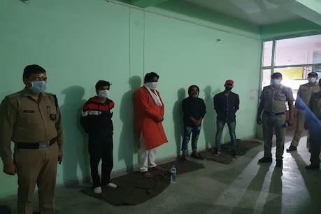 देहरादून: सोशल मीडिया पर CM त्रिवेंद्र रावत के जीवन की अफवाह फैलाने वाले 4 लोग गिरफ्तार देहरादून: सोशल मीडिया पर CM त्रिवेंद्र रावत के जीवन की अफवाह फैलाने वाले 4 लोग गिरफ्तार