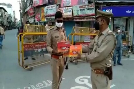 Corona Warriors: जब पुलिस कर्मियों को चॉकलेट बांटने उतरे वाराणसी के आलाधिकारी Corona Warriors: जब पुलिस कर्मियों को चॉकलेट बांटने उतरे वाराणसी के आलाधिकारी