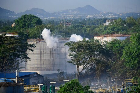 Vizag गैस लीक: अधिकारी ने कहा- अगर पर्यावरण नियमों का उल्लंघन कर रही थी फैक्टरी तो रद्द होगा लाइसेंस Vizag गैस लीक: अधिकारी ने कहा- अगर पर्यावरण नियमों का उल्लंघन कर रही थी फैक्टरी तो रद्द होगा लाइसेंस