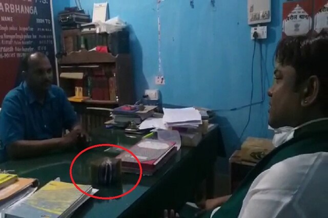 पुलिस को घूस देते पकड़े गए नेताजी, देखें 'सन ऑफ मल्लाह' का वायरल VIDEO