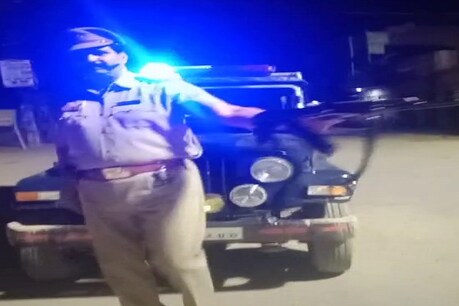 वाराणसी: TikTok वीडियो में 'सिंघम' बने एके-47 लहराते दिखे दरोगा, बैठी जांच वाराणसी: TikTok वीडियो में 'सिंघम' बने एके-47 लहराते दिखे दरोगा, बैठी जांच
