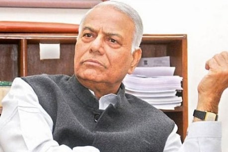 प्रवासी मजदूरों के लिए राजघाट पर धरने पर बैठे यशवंत सिन्हा, पुलिस ने किया गिरफ्तार प्रवासी मजदूरों के लिए राजघाट पर धरने पर बैठे यशवंत सिन्हा, पुलिस ने किया गिरफ्तार