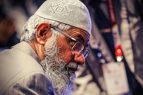भारत-मलेशिया की 'नई दोस्ती' तो हो गई है लेकिन जाकिर नाईक का प्रत्यर्पण नहीं आसान भारत-मलेशिया की 'नई दोस्ती' तो हो गई है लेकिन जाकिर नाईक का प्रत्यर्पण नहीं आसान