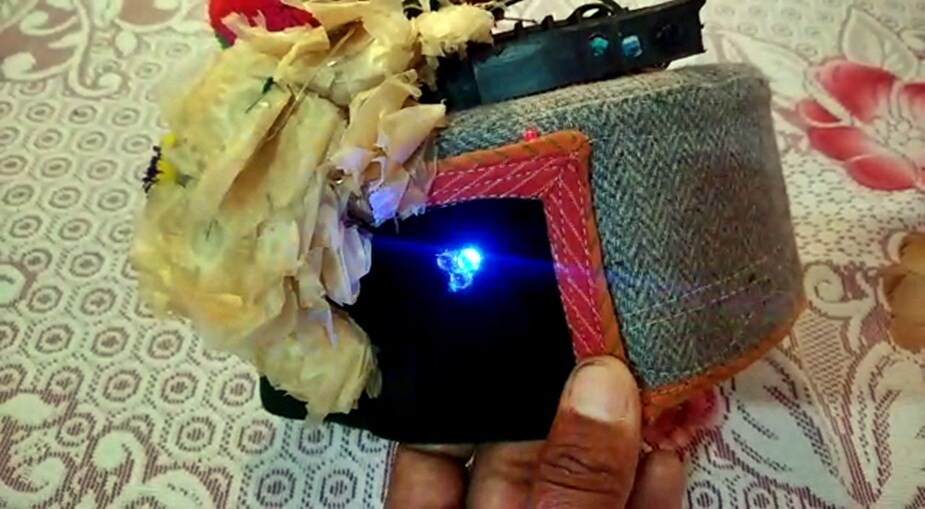 टोपी में लाइट्स भी लगाई गई है.