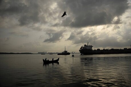 Monsoon Update: केरल में पहुंचा मॉनसून, भारी बारिश के बीच 9 जिलों में येलो अलर्ट Monsoon Update: केरल में पहुंचा मॉनसून, भारी बारिश के बीच 9 जिलों में येलो अलर्ट