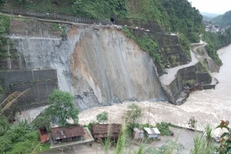 कोरोना संकट के बीच असम में लैंडस्लाइड, कम से कम 20 लोगों की मौत कोरोना संकट के बीच असम में लैंडस्लाइड, कम से कम 20 लोगों की मौत