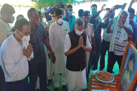 लद्दाख के शहीद अमन के परिवार को डिप्टी सीएम ने सौंपा 36 लाख का चेक, बोले- व्यर्थ नहीं जाएगी कुर्बानी लद्दाख के शहीद अमन के परिवार को डिप्टी सीएम ने सौंपा 36 लाख का चेक, बोले- व्यर्थ नहीं जाएगी कुर्बानी