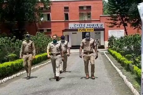 चार युवक हॉस्टल के कमरों की जाली काट फरार हो गए.