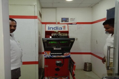 क्वारंटाइन सेंटर से छूटते ही ATM उखाड़ने पहुंच गया गुजरात से लौटा श्रमिक, पुलिस ने पकड़ा तो दिया बेरोजगारी का हवाला क्वारंटाइन सेंटर से छूटते ही ATM उखाड़ने पहुंच गया गुजरात से लौटा श्रमिक, पुलिस ने पकड़ा तो दिया बेरोजगारी का हवाला