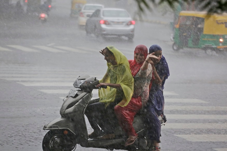 UP Weather Alert: पूर्वी यूपी में आज कहीं-कहीं भारी बारिश के आसार
