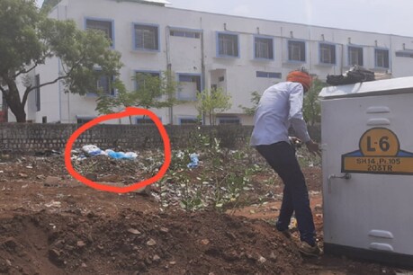अशोक नगर में इस्तेमाल की गयी PPE किट खुले में फेंकी