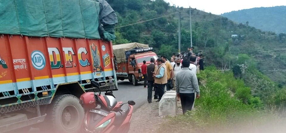 हादसे के बाद जुटी भीड़.