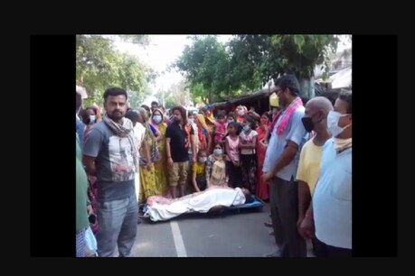 आरोपी को गिरफ्तार करने गई पुलिस ने उसकी बुजुर्ग मां को दिया धक्का, जमीन पर गिरने से मौत आरोपी को गिरफ्तार करने गई पुलिस ने उसकी बुजुर्ग मां को दिया धक्का, जमीन पर गिरने से मौत