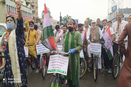 पेट्रोल-डीजल के बढ़े दाम के खिलाफ RJD के बाद अब कांग्रेस का पटना की सड़कों पर 'हल्ला बोल' पेट्रोल-डीजल के बढ़े दाम के खिलाफ RJD के बाद अब कांग्रेस का पटना की सड़कों पर 'हल्ला बोल'