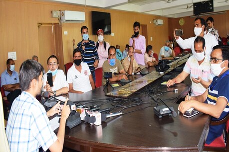 अब कोविड इन्फेक्टिड क्षेत्र से आने और लक्षण पर ही संस्थागत क्वारंटाइन: DC मंडी अब कोविड इन्फेक्टिड क्षेत्र से आने और लक्षण पर ही संस्थागत क्वारंटाइन: DC मंडी