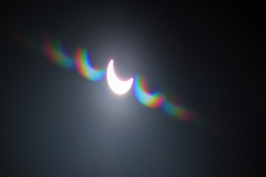  राजधानी दिल्ली में सूर्य ग्रहण के दौरान एक अनोखा नजारा देखने को मिला. सुबह के 11 बजकर 47 मिनट पर सूरज अर्ध चंद्रमा में तौर पर नजर आया. इस दौरान एक क्रम में कई सूरज देखने को मिलें. (फोटो साभारः स्पेशल अरेंजमेंट)