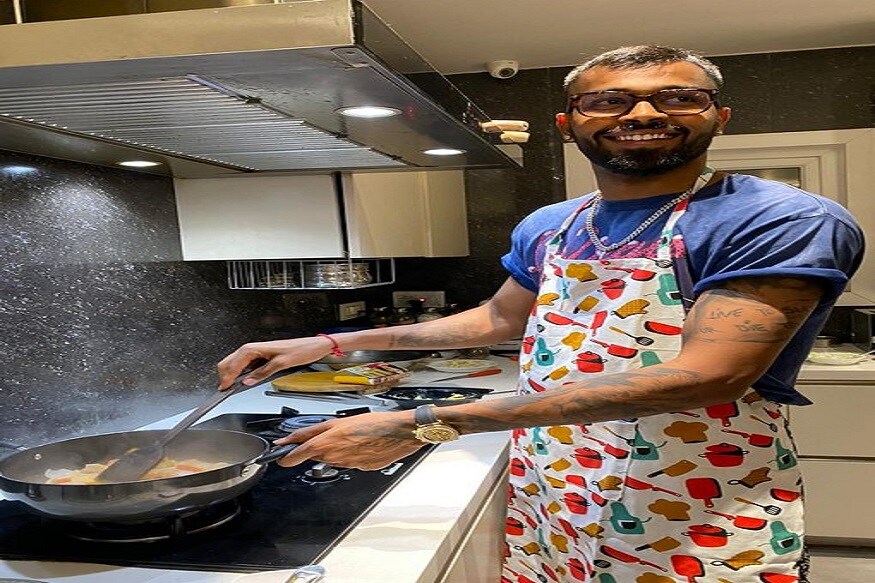 अब शादी के बाद हार्दिक पंड्या (Hardik Pandya) बिलकुल बदल गए हैं. कभी पार्टियों में नजर आने वाले हार्दिक पंड्या अब किचन में काम करते दिख रहे हैं. मंगलवार को हार्दिक पंड्या ने खुद अपनी फोटो अपलोड की हैं जिसमें वो खाना बनाते दिख रहे हैं.