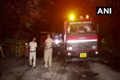 दिल्ली: तुगलकाबाद की मलिन बस्ती में भीषण आग, 120 झुग्गियां हुईं खाक दिल्ली: तुगलकाबाद की मलिन बस्ती में भीषण आग, 120 झुग्गियां हुईं खाक