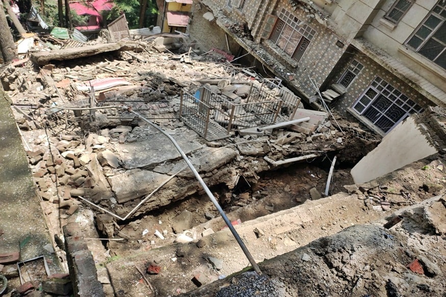 शिमला के कुसुमपट्टी में यह मकान गिरा है.