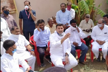 War against Corona : इंदौर में Corona कमजोर पड़ा-सियासत हुई तेज़, कांग्रेस बांटेगी मास्क, सड़क पर उतरी BJP War against Corona : इंदौर में Corona कमजोर पड़ा-सियासत हुई तेज़, कांग्रेस बांटेगी मास्क, सड़क पर उतरी BJP