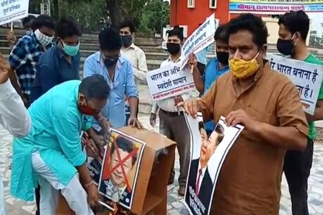 मूर्तिकारों ने चीन में बनी मूर्तियों को तोड़कर अपने गुस्से का इज़हार किया.