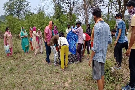 अचानक किया सांड ने हमला, सींगों में उठा जमीन पर पटक-पटक कर शख्स को जान से मारा अचानक किया सांड ने हमला, सींगों में उठा जमीन पर पटक-पटक कर शख्स को जान से मारा