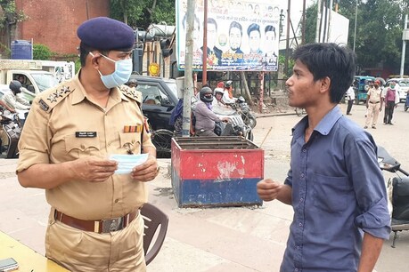 बिना मास्क पकड़ा गया इंजीनियरिंग छात्र पुलिस के सामने लगा रोने, भावुक CO ने भरा चालान बिना मास्क पकड़ा गया इंजीनियरिंग छात्र पुलिस के सामने लगा रोने, भावुक CO ने भरा चालान