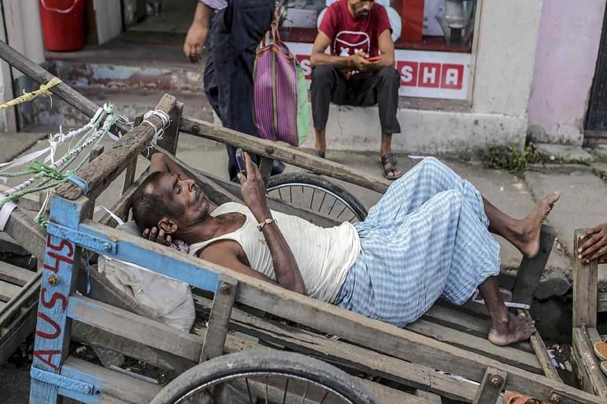 CM Arvind Kejriwal, arvind kejriwal, econimy of delhi, traders, Central Government, Delhi Metro, Coronavirus, Lockdown, Corona Virus, Delhi News, 12 weekly markets, Covid-19, कोविड-19, कोरोना वायरस, दिल्ली न्यूज, व्यापारियों के लिए दिल्ली सरकार लांच करेगी ऑनलाइन 'दिल्ली बाजार', दिल्ली में क्या माल बनता या बिकता है, इंफ्रास्ट्रक्चर, अंर्तराष्ट्रीय मानक, डिजिटल संवाद, व्यापारियों ने अर्थव्यवस्था को गति देने के संबंध में मुख्यमंत्री अरविंद केजरीवाल से की बातचीत, दिल्ली की अर्थव्यवस्था, डीजल के दाम, रोजगार पोर्टल, arvind Kejriwal big announcement on traders will launch online Delhi Bazaar website for boost economy nodrssलॉकडाउन का असर शहरी गरीबों पर सबसे ज्यादा पड़ा है.