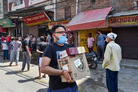 शराब बिक्री से कनार्टक सरकार को राहत, 1400 करोड़ रुपये की हुई कमाई शराब बिक्री से कनार्टक सरकार को राहत, 1400 करोड़ रुपये की हुई कमाई