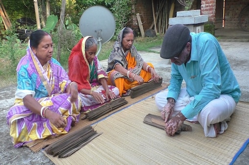त ड क पत त पर ल ख 200 स ल प र न मह भ रत इस पर व र क प स ह स रक ष त द ख Video 200 Years Old Mahabharata Written On Palm Leaves This Family Has Saved For Five