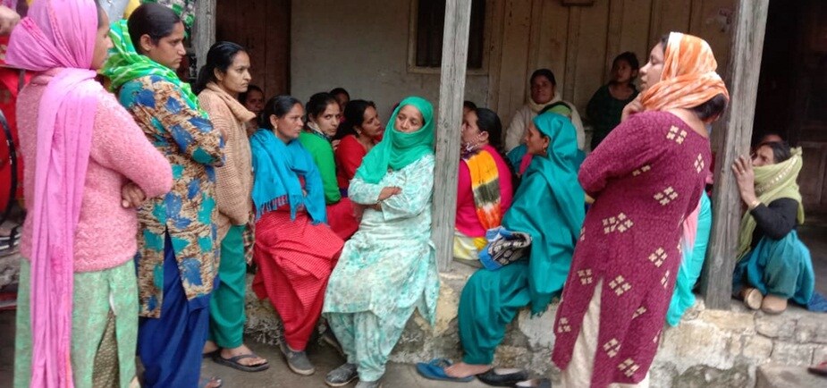 किशोरी की मौत के बाद घर पर जुटे लोग.