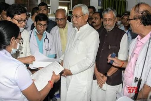 बिहार सरकार ने दावा किया है कि इस वर्ष चमकी बुखार से महज 12 मौतें हुईं. बिहार सरकार ने दावा किया है कि इस वर्ष चमकी बुखार से महज 12 मौतें हुईं.