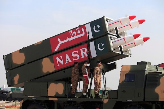 पाकिस्तान बढ़ा रहा है परमाणु हथियार, भारत पर है निशाना