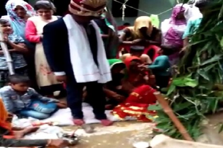 प्रयागराज में एक पिता ने अनपढ़ बेटे की पुतले से करा दी शादी, बताई आंखें खोलने वाली वजह प्रयागराज में एक पिता ने अनपढ़ बेटे की पुतले से करा दी शादी, बताई आंखें खोलने वाली वजह