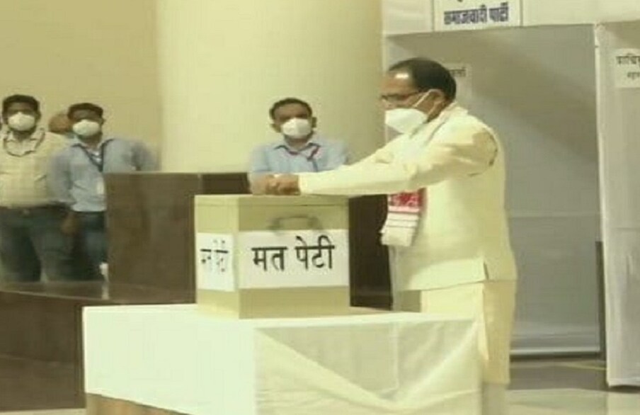  मुख्यमंत्री शिवराज सिंह चौहान भी वोट डालने के लिए सबसे पहले विधानसभा भवन पहुंचने वालों में शामिल थे.