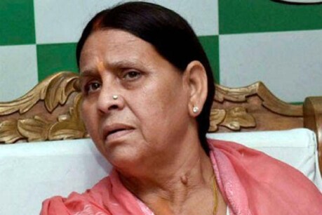 पांच RJD MLC के JDU में विलय को मिली स्वीकृति, खतरे में पड़ी राबड़ी की कुर्सी! पांच RJD MLC के JDU में विलय को मिली स्वीकृति, खतरे में पड़ी राबड़ी की कुर्सी!