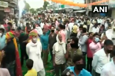 राजस्थान: कांग्रेस MLA की मौजूदगी में उड़ी सोशल डिस्टेंसिंग की धज्जियां, देखें VIDEO राजस्थान: कांग्रेस MLA की मौजूदगी में उड़ी सोशल डिस्टेंसिंग की धज्जियां, देखें VIDEO