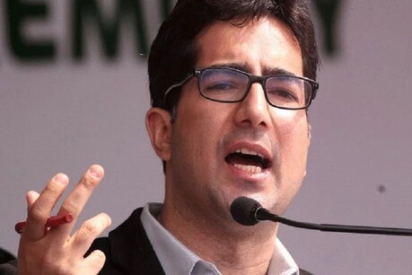जम्मू-कश्मीर: पूर्व IAS शाह फैसल 9 महीने बाद रिहा, PSA भी हटाया गया जम्मू-कश्मीर: पूर्व IAS शाह फैसल 9 महीने बाद रिहा, PSA भी हटाया गया