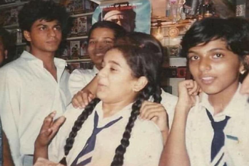 स्कूली बच्चों के पीछे खड़े थे शाहरुख खान, किसी ने खींची फोटो, अब हो रही वायरल