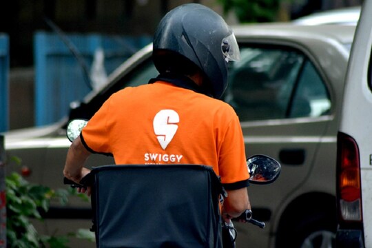 झटका! मई में 1100 लोगों की छंटनी करने के बाद Swiggy ने फिर 350 स्टाफ की छुट्टी