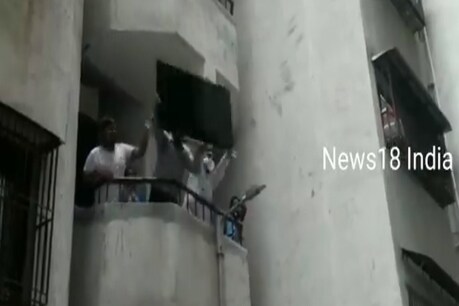 चीन की हरकतों से बौखलाए लोग, विरोध में बालकनी से फेंका चाइनीज़ TV, देखें VIDEO चीन की हरकतों से बौखलाए लोग, विरोध में बालकनी से फेंका चाइनीज़ TV, देखें VIDEO