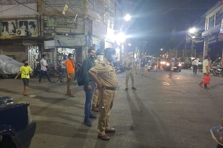 मुंह में गुटखा दबा बिना मास्क लोगों का काट रहा था चालान