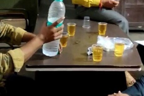 सरकारी दफ्तर को मयखाना समझ कर्मचारी छलका रहे थे जाम, Video Viral हुआ तो... सरकारी दफ्तर को मयखाना समझ कर्मचारी छलका रहे थे जाम, Video Viral हुआ तो...