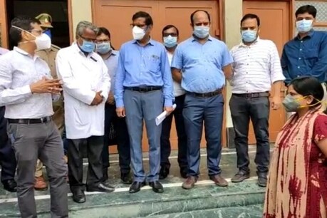 आजमगढ़: डीएम के सामने उड़ती रही सोशल डिस्टेंसिंग की धज्जियां! आजमगढ़: डीएम के सामने उड़ती रही सोशल डिस्टेंसिंग की धज्जियां!