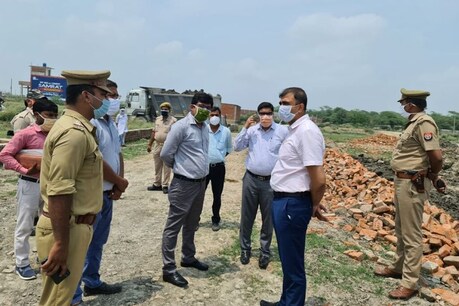 एक्शन में लखनऊ के DM अभिषेक प्रकाश, 100 करोड़ से ज्यादा की संपत्ति भूमाफियाओं के चंगुल से छुड़ाई एक्शन में लखनऊ के DM अभिषेक प्रकाश, 100 करोड़ से ज्यादा की संपत्ति भूमाफियाओं के चंगुल से छुड़ाई