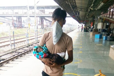 प्रयागराज रेलवे स्टेशन पर महिला ने बच्चे को दिया जन्म, अबतक पैदा हुए 18 नवजात प्रयागराज रेलवे स्टेशन पर महिला ने बच्चे को दिया जन्म, अबतक पैदा हुए 18 नवजात