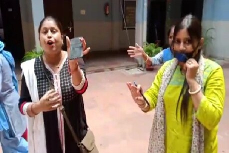 फीस के लिए महिला अभिभावक से बदतमीजी करने वाले पटना के स्कूल पर गिरेगी गाज, सरकार ने जांच कमिटी बनाई फीस के लिए महिला अभिभावक से बदतमीजी करने वाले पटना के स्कूल पर गिरेगी गाज, सरकार ने जांच कमिटी बनाई