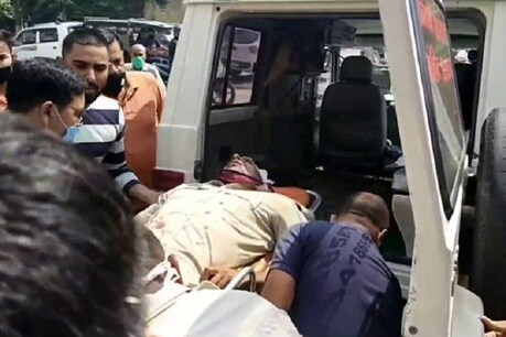 OMG! चेकिंग के दौरान गाड़ी रोक रहे पुलिसकर्मी को बोनट पर 200 मीटर तक घसीटा, फिर... OMG! चेकिंग के दौरान गाड़ी रोक रहे पुलिसकर्मी को बोनट पर 200 मीटर तक घसीटा, फिर...